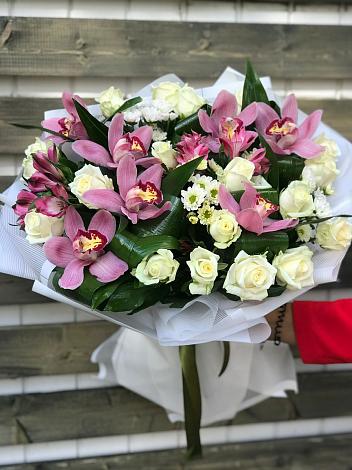 Букет цветов из: Розы и Хризантемы в Энергетик