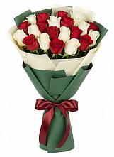 Букет Микс из красных и белых роз в Энергетик