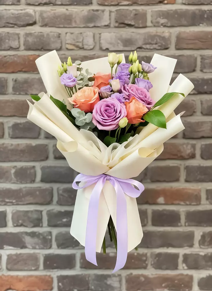 Букет цветов из: Лизиантусы и Розы в Энергетик