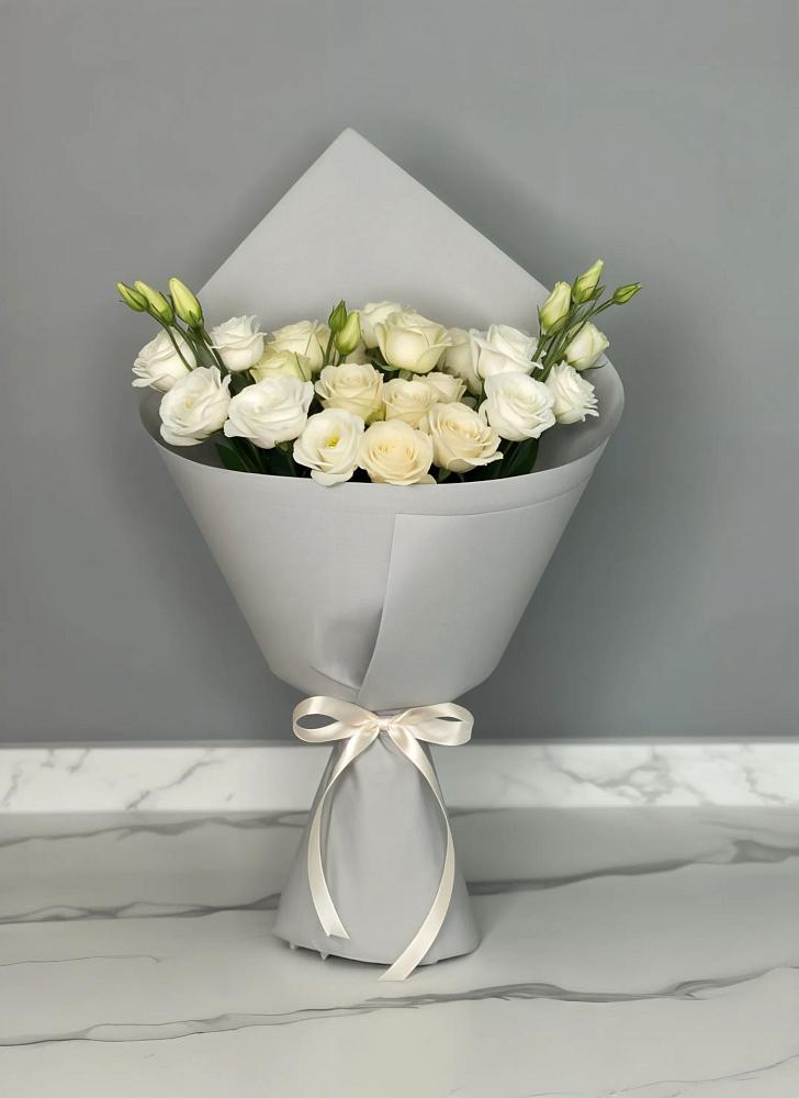 Букет цветов из: Розы и Лизиантусы в Энергетик