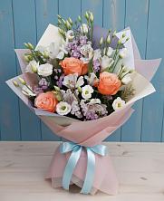 Букет цветов из:  Лизиантусы, Розы, Альстромерии и Гипсофила в Энергетик