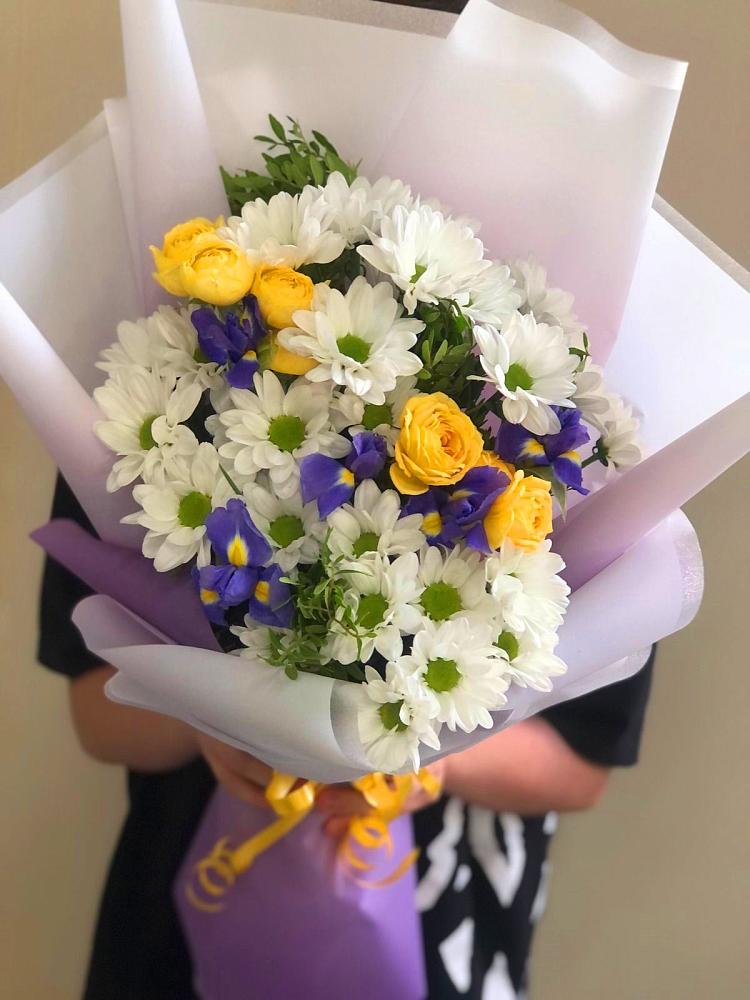 Букет цветов из: Ирисы, Хризантемы и Розы в Энергетик