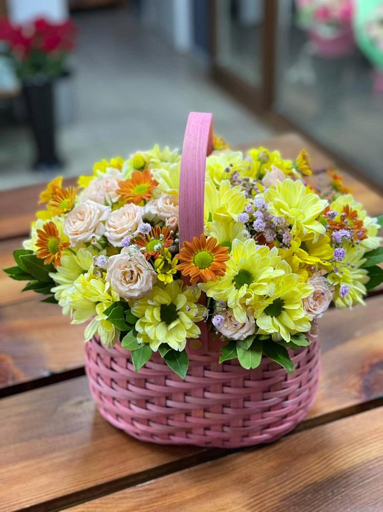 Цветочная композиция из Хризантемы и Розы в корзине в Энергетик