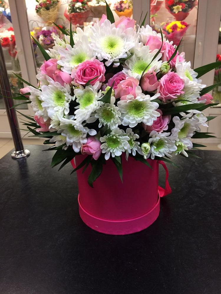 Цветочная композиция из Розы и Хризантемы в шляпной коробке в Энергетик