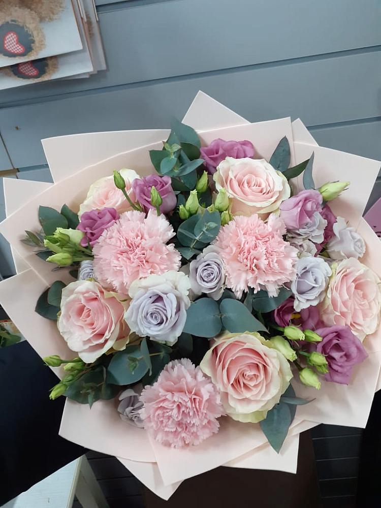 Букет цветов из: Розы, Гвоздики и Лизиантусы в Энергетик