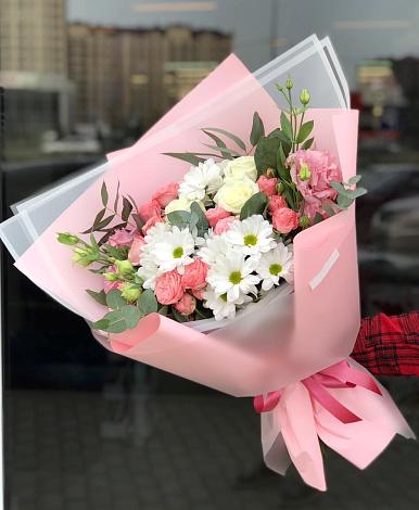 Букет цветов из: Розы, Лизиантусы и Хризантемы в Энергетик
