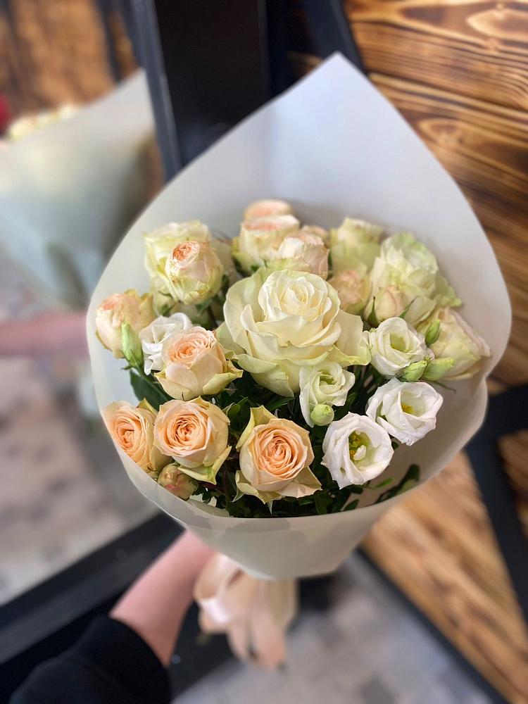 Букет цветов из: Розы и Лизиантусы в Энергетик